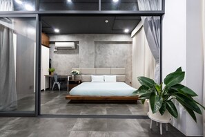 Apartamento panorâmico | Individualmente mobiliados, escrivaninha