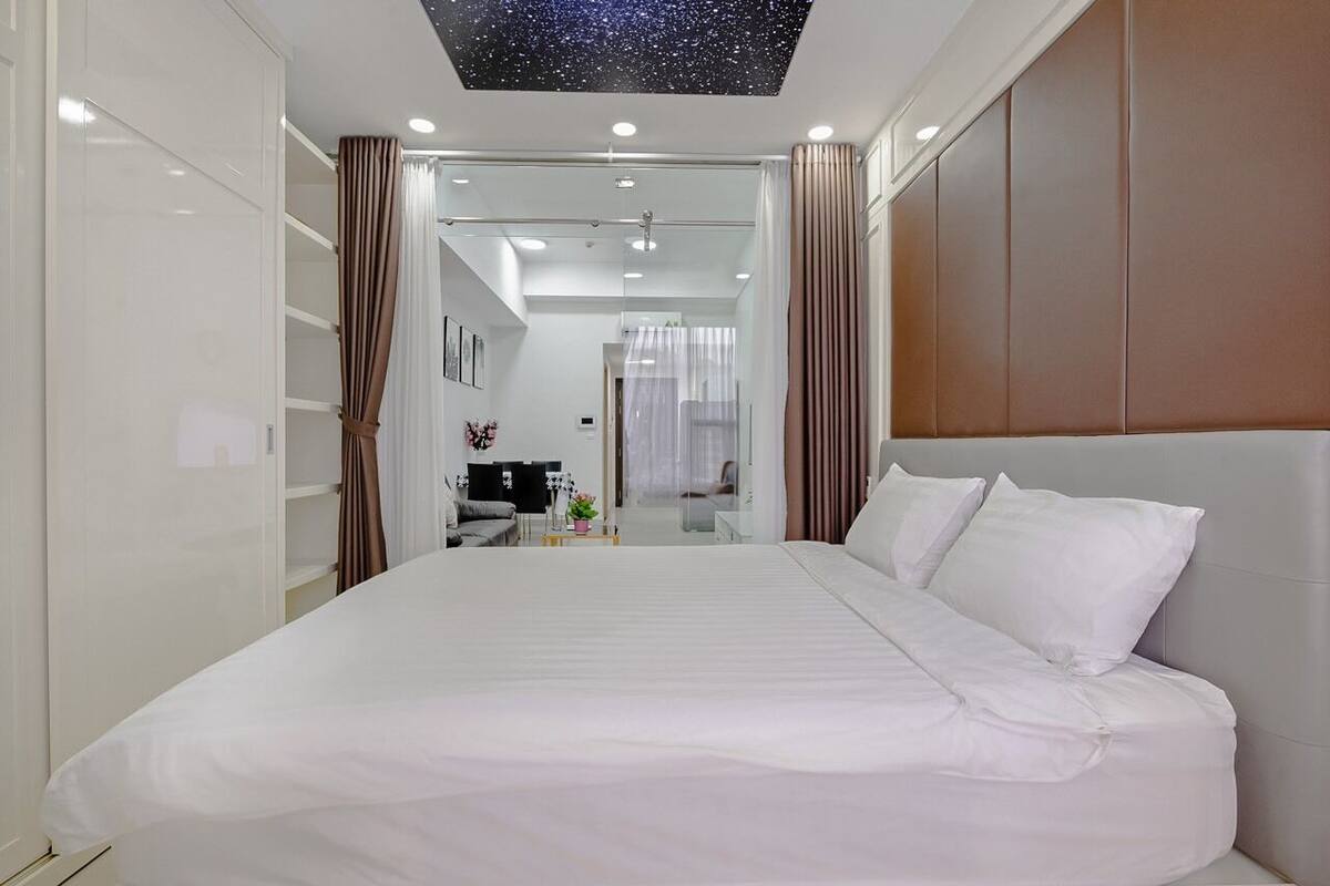 Traditional Room, 1 Bedroom | Desk, laptop workspace, iron/ironing board, free WiFi