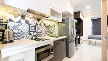 Estudio urbano | Cocina privada | Refrigerador, microondas, parrilla de estufa y arrocera