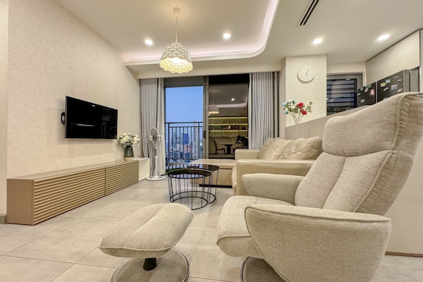 Panoramic Apartment | Living area | 45-inch flat-screen TV with cable channels, Netflix, streaming services