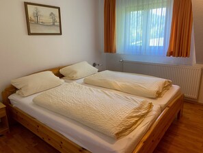 2 bedrooms, free WiFi, bed sheets - Apartment 'Ferienwohnung Flößerhannes, 75qm' with Private Terrace, Shared Garden and Wi-Fi (Wolfach)