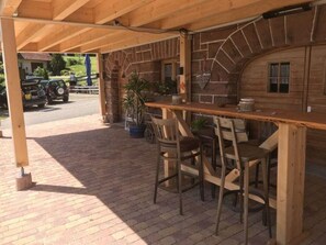 Outdoor dining - Apartment 'Ferienwohnung Flößerhannes, 75qm' with Private Terrace, Shared Garden and Wi-Fi (Wolfach)