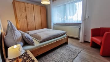 1 slaapkamer, een strijkplank/strijkijzer, gratis wifi, beddengoed