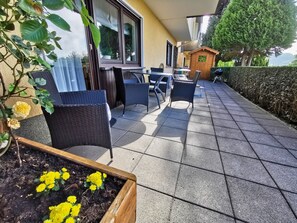 Outdoor dining - Apartment 'Zur Schönen Aussicht' with Mountain View, Private Terrace and Wi-Fi (Schotten)