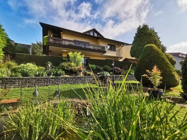 Property grounds - Apartment 'Zur Schönen Aussicht' with Mountain View, Private Terrace and Wi-Fi (Schotten)