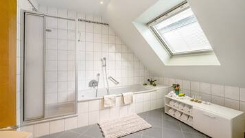 Dusche, kostenlose Toilettenartikel, Haartrockner, Handtücher
