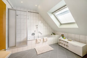 Dusche, kostenlose Toilettenartikel, Haartrockner, Handtücher