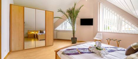 3 bedrooms, desk, iron/ironing board, free WiFi