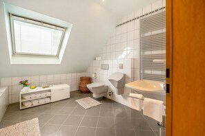 Dusche, kostenlose Toilettenartikel, Haartrockner, Handtücher