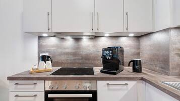 Fridge, oven, stovetop, dishwasher