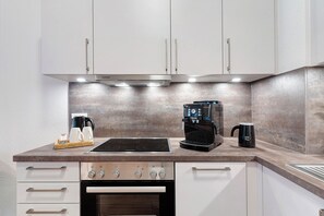 Fridge, oven, stovetop, dishwasher