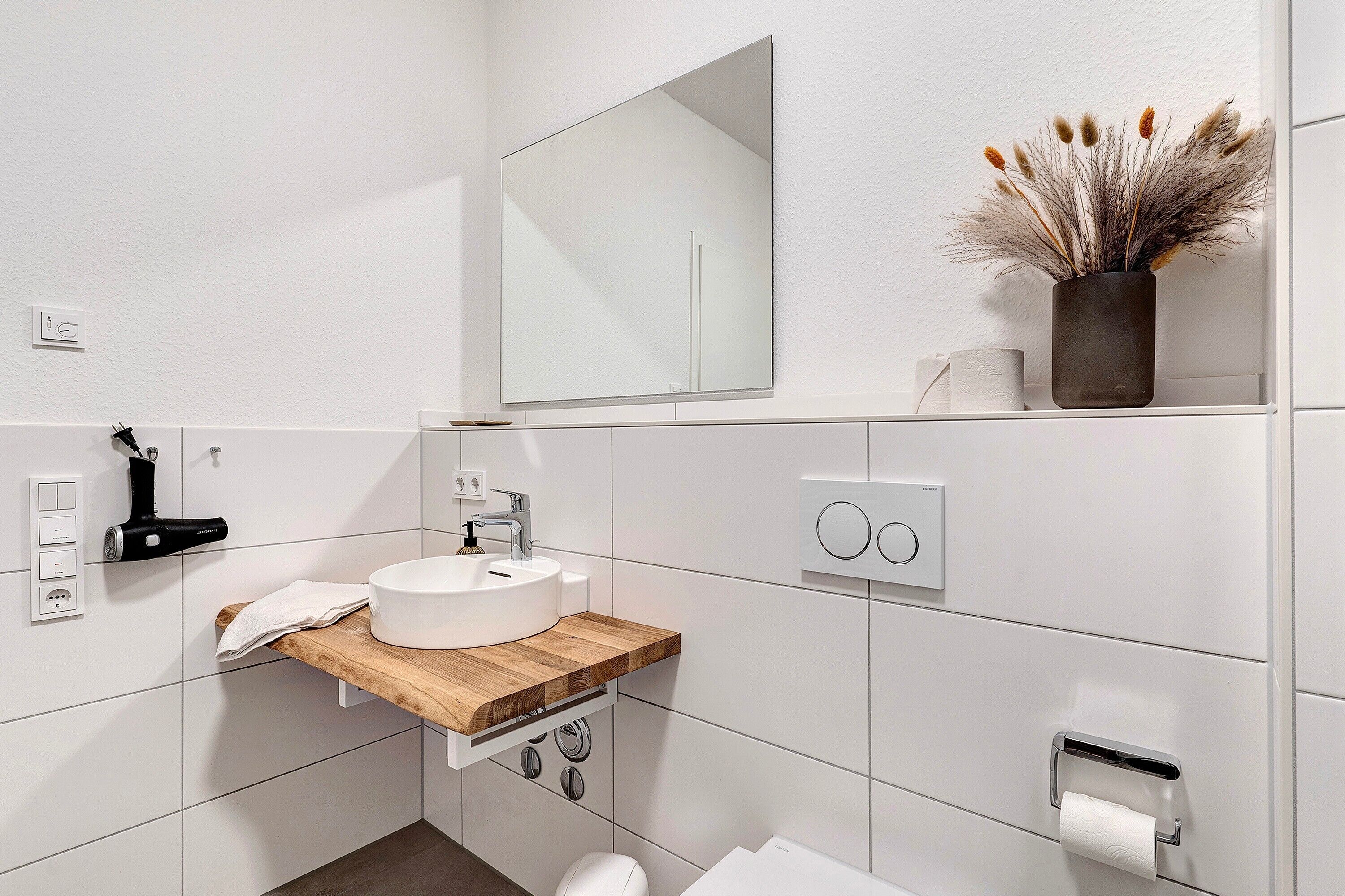 Shower, hair dryer, towels