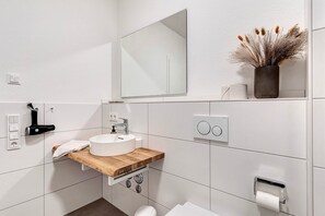 Een douche, een haardroger, handdoeken