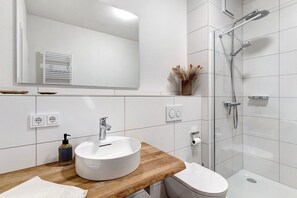 Dusche, Haartrockner, Handtücher