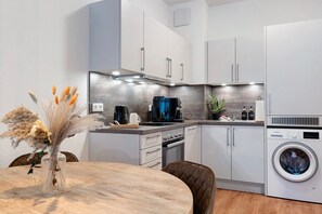 Frigorifero, forno, piano cottura, lavastoviglie