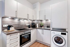 Frigorifero, forno, piano cottura, lavastoviglie