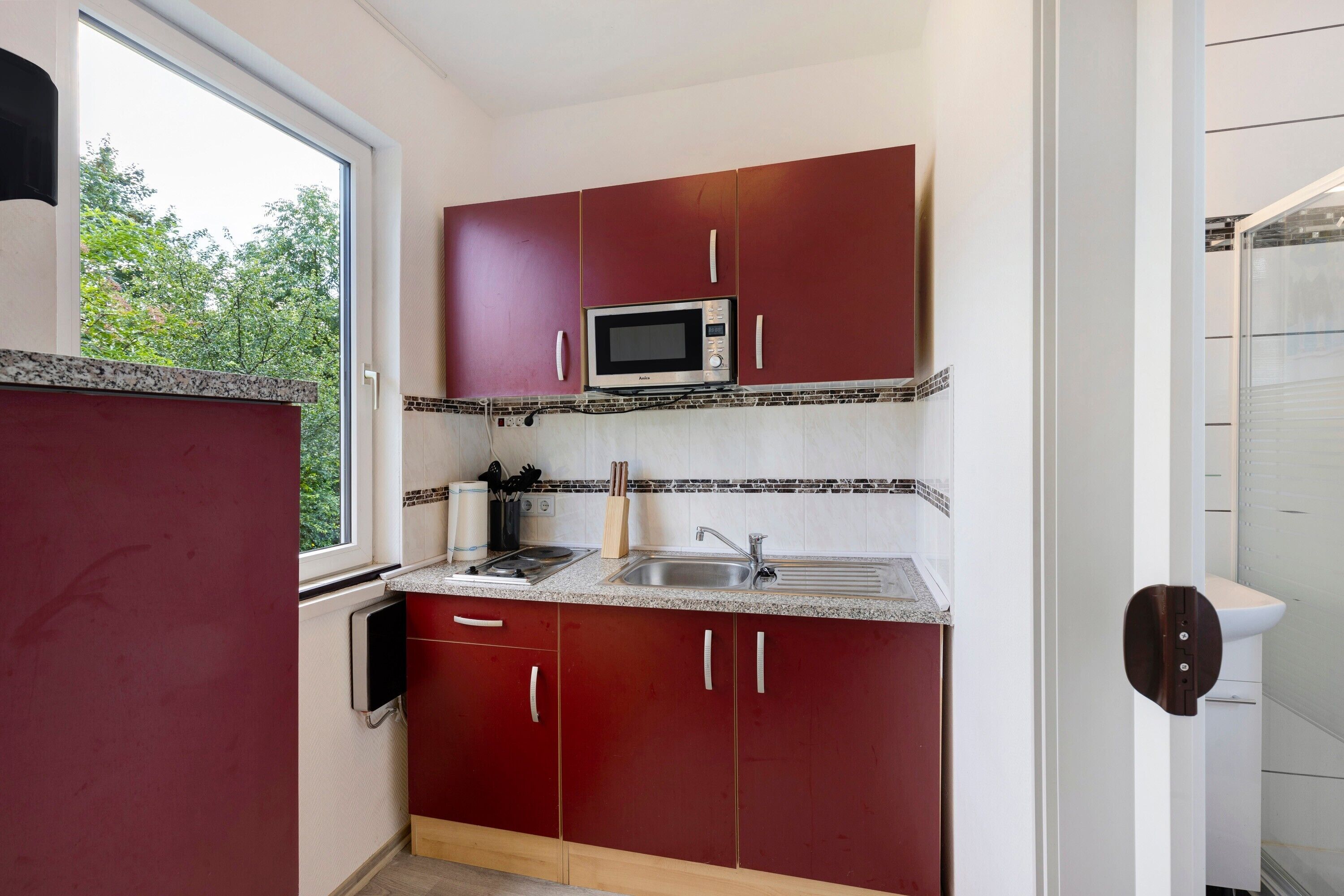 Réfrigérateur, micro-ondes, plaque de cuisson, cafetière/bouilloire