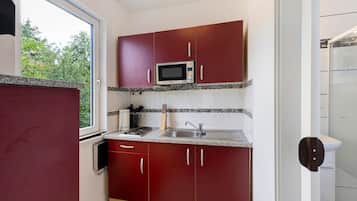 Geladeira, micro-ondas, cooktop, cafeteira/chaleira