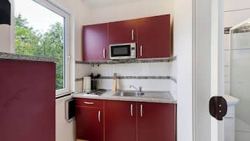 Fridge, microwave, stovetop, coffee/tea maker