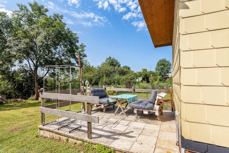 テラス / パティオ. Bungalow 'Ferienhaus Sonne' with Private Terrace, Shared Garden and Wi-Fi