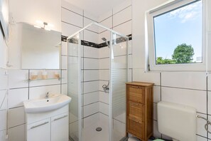 Een douche, handdoeken