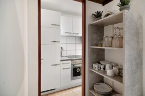 Frigorifero, microonde, forno, piano cottura