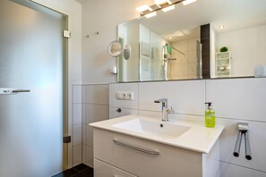 Dusche, Haartrockner, Handtücher