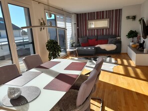 Dining - Apartment 'Tina's Lounge Penthousewohnung' with Mountain View, Private Terrace and Wi-Fi (Friedrichshafen)