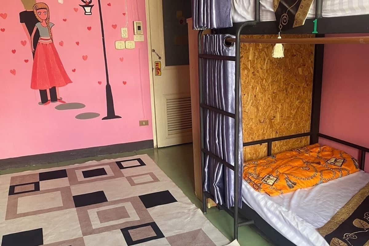Signature slaapzaal, alleen voor vrouwen, uitzicht op stad | Individueel gedecoreerd, een bureau, een laptopwerkplek, gratis wifi