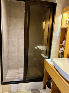 Haartrockner, Handtücher, Seife, Shampoo