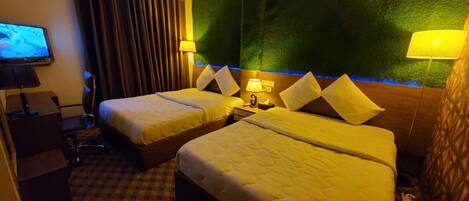 Family Room | Desk, free WiFi