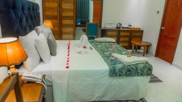 Deluxe Double Room, Pool View | Desk, free WiFi