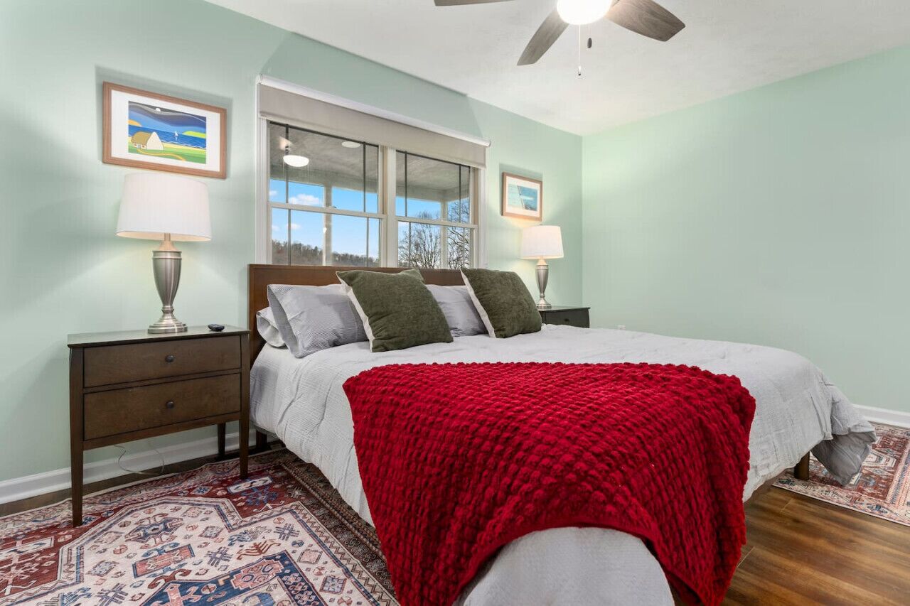 3 bedrooms, desk, iron/ironing board, travel cot