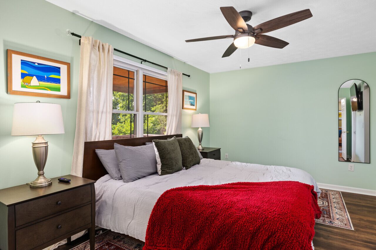 3 bedrooms, desk, iron/ironing board, travel crib