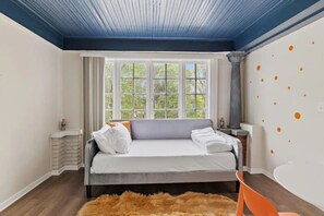 3 bedrooms, desk, iron/ironing board, free WiFi - 3BR City Chic Modern Apt | Central Location (Indianapolis)