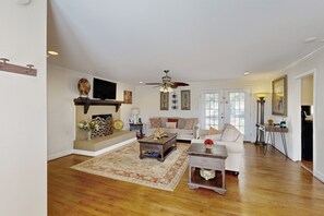 Televisie en een open haard