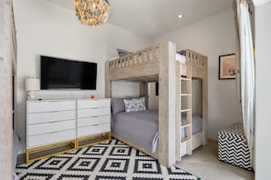 4 Schlafzimmer, Schreibtisch, Bügeleisen/Bügelbrett, Reisekinderbett