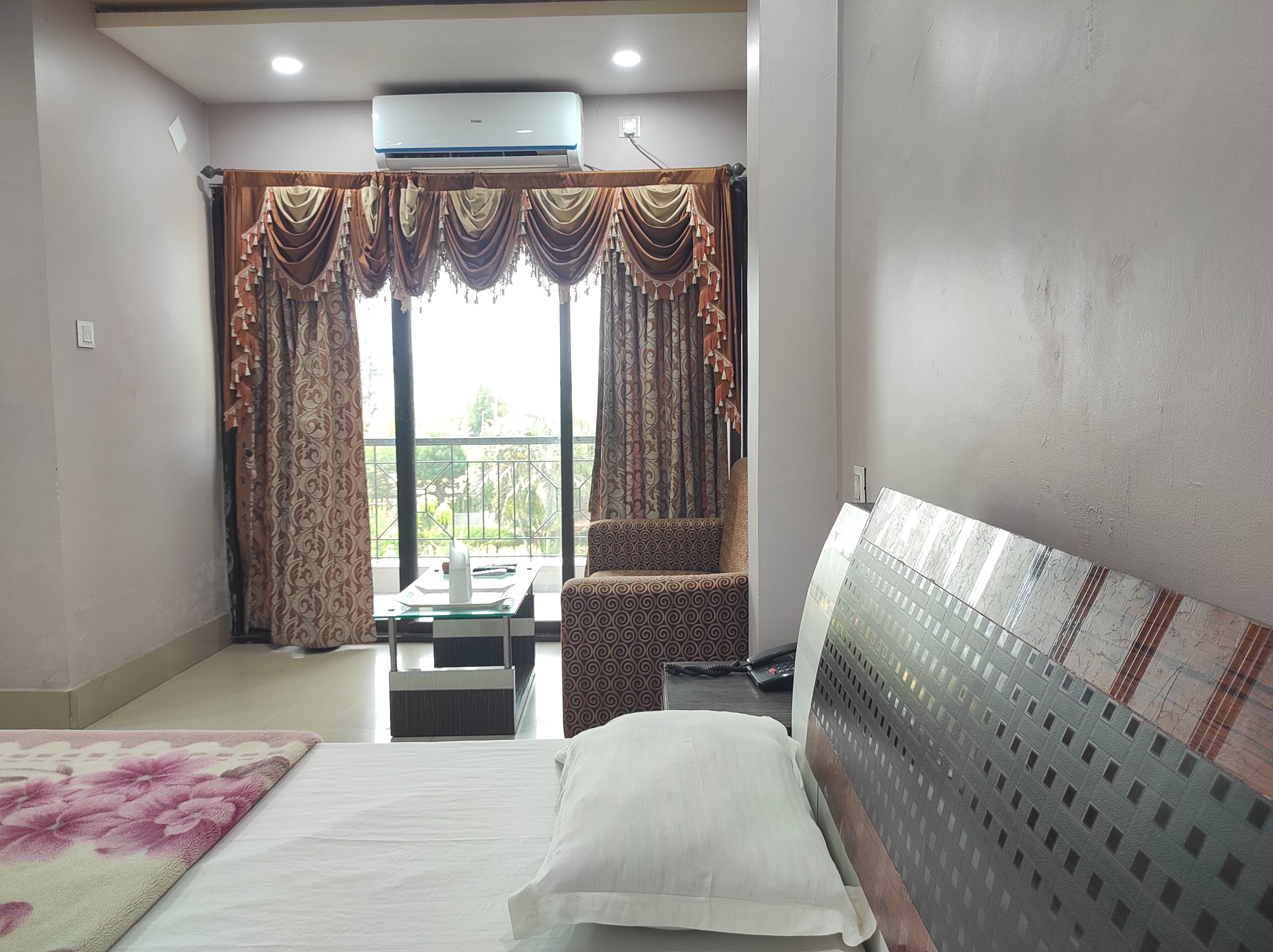 Deluxe kamer | Luxe beddengoed, een bureau, een laptopwerkplek, gratis wifi