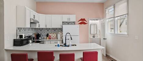 ثلاجة، ميكروويف، فرن، موقد طهي مسطح