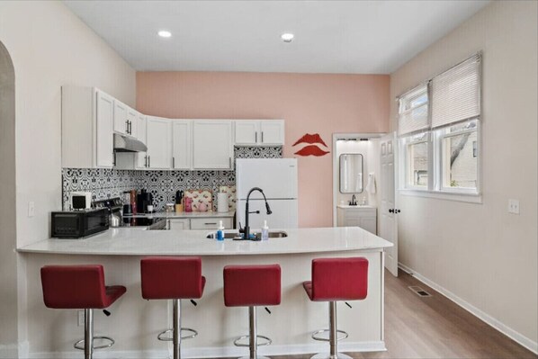 Een koelkast, een microgolfoven, een oven, een kookplaat