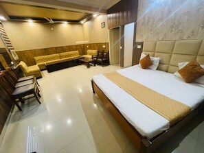Desk, laptop workspace, free WiFi, bed sheets - Maharaja Hotel Haryana (Panipat)