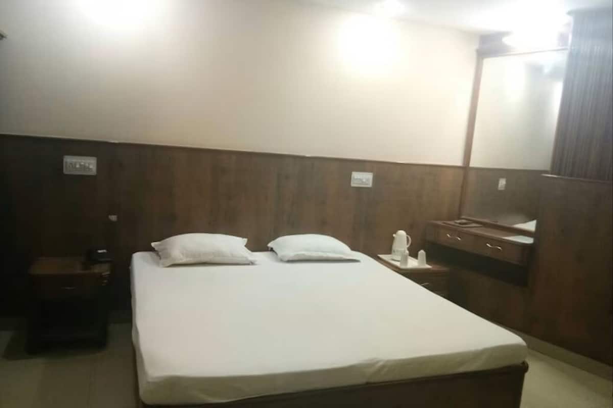 Desk, laptop workspace, free WiFi, bed sheets