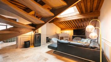 Televisor intel·ligent, reproductor de DVD i taula de tennis de taula