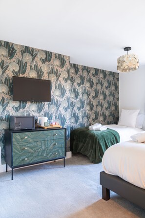 7 Schlafzimmer, Zimmersafe, Schreibtisch, Bügeleisen/Bügelbrett