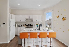 冷蔵庫、電子レンジ、オーブン、コンロ