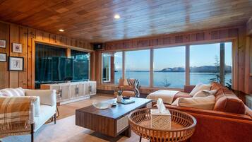 Smart-tv, eldstad, bordsfotboll och böcker