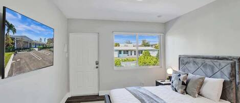 Een strijkplank/strijkijzer, reisbedje, gratis wifi, beddengoed