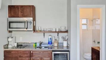 Frigorifero, microonde, piano cottura, macchina per tè/caffè