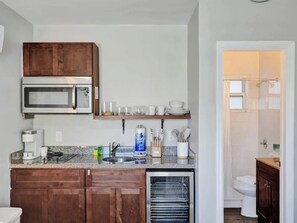 Kühlschrank, Mikrowelle, Herdplatte, Wasserkocher mit Kaffee-/Teezubehör