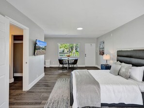 アイロン / アイロン台、旅行用ベビーベッド、WiFi (無料)、ベッドシーツ